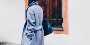 Beitragsbild des Blogbeitrags Overknee Stiefel Outfit mit Wickelkleid und hellblauem Mantel