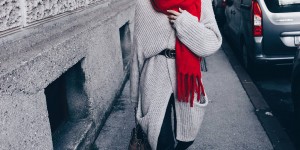 Beitragsbild des Blogbeitrags Casual-Chic Outfit mit Lederhose, Sock Boots und Oversize Cardigan