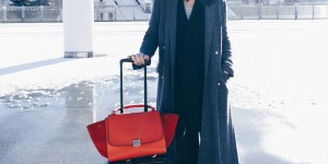 Beitragsbild des Blogbeitrags Travel in Style: Mein Flugzeug Outfit und der perfekte Handgepäck Koffer!