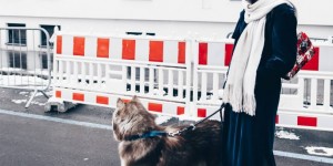 Beitragsbild des Blogbeitrags Winter Outfit mit Samt-Mantel, Tweed Tasche und Nieten-Boots