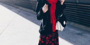 Beitragsbild des Blogbeitrags Winter Outfit mit Kleid, Shearling-Bikerjacke und Chloé Susanna Boots