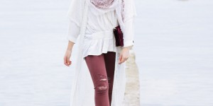 Beitragsbild des Blogbeitrags Folklore Outfit mit flared Jeans, Spitzen Kimono und Samttasche 