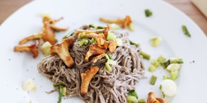 Beitragsbild des Blogbeitrags vegane Soba Nudeln mit Pfifferlinge 