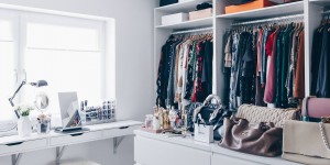Beitragsbild des Blogbeitrags So habe ich mein Ankleidezimmer eingerichtet und gestaltet!