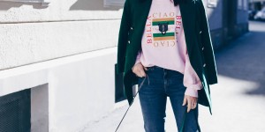 Beitragsbild des Blogbeitrags Mein Basic-Casual Outfit mit Statement Sweater, Mom Jeans und Vintage Blazer! 