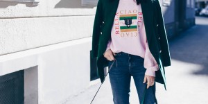 Beitragsbild des Blogbeitrags Mein Basic-Casual Outfit mit Statement Sweater, Mom Jeans und Vintage Blazer!