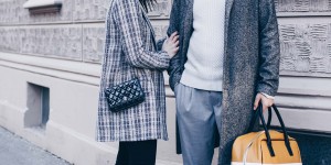 Beitragsbild des Blogbeitrags Glencheck Blazer kombinieren: So stylen wir unsere Basic-Casual Outfits!