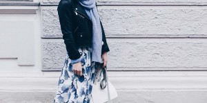 Beitragsbild des Blogbeitrags Frühlingsoutfit mit Rock, Lederjacke und Statement-Sneakers von Chloé 