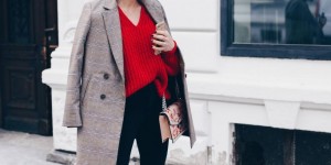 Beitragsbild des Blogbeitrags Frühlingsoutfit mit Skinny Jeans, Strickpullover und Glencheck-Blazer 