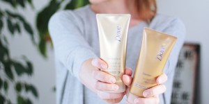 Beitragsbild des Blogbeitrags Meine Erfahrungen mit der DOVE DermaSpa Pflegeserie