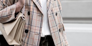 Beitragsbild des Blogbeitrags Mein Outfit mit Minirock, kariertem Blazer und elfenbeinfarbenen Pumps von HÖGL