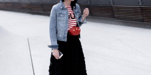 Beitragsbild des Blogbeitrags Frühlingsoutfit mit schwarzem Midirock, Jeansjacke und roter Gürteltasche 