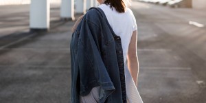 Beitragsbild des Blogbeitrags Transparente Tasche: So trage ich die neue It-Bag im Alltag! + Styling-Tipps!