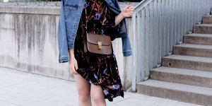 Beitragsbild des Blogbeitrags So style ich meine Chloé Rylee Cutout Boots mit Jeansjacke und Kleid! 