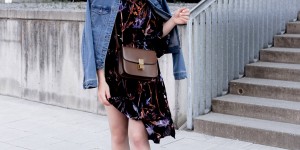 Beitragsbild des Blogbeitrags So style ich meine Chloé Rylee Cutout Boots mit Jeansjacke und Kleid!
