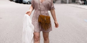 Beitragsbild des Blogbeitrags Mein Outfit mit Sommerkleid, Jeansjacke und Slingpumps! 