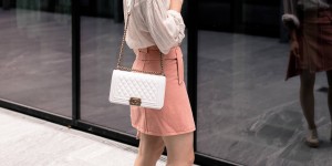 Beitragsbild des Blogbeitrags Alltagsoutfit im Sommer: So gut lassen sich Plateau Sneakers kombinieren!