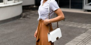 Beitragsbild des Blogbeitrags Der Chunky Sneakers Trend: Mein Sommer Outfit mit Midirock und Basic-Shirt! 