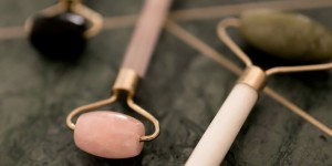 Beitragsbild des Blogbeitrags Roll dich schön: Gesichtsroller sind das neue It-Beauty-Gadget für Zuhause!