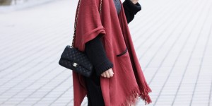 Beitragsbild des Blogbeitrags Cape Outfit mit Midikleid, Strickcardigan und Chanel 2.55 