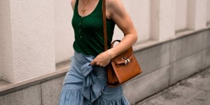 Beitragsbild des Blogbeitrags Sportlich und schick: Mein Sommer Outfit mit Rock und Chunky Sneakers! 