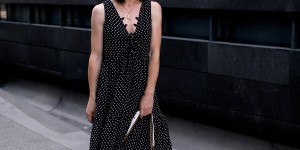 Beitragsbild des Blogbeitrags Mein Casual-Chic Alltagsoutfit: Das Maxikleid mit Punkten zu Plateau Sneakers!