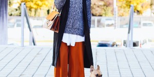 Beitragsbild des Blogbeitrags Midi Boots Outfit mit Culotte, Rollkragen Pullover und ärmelloser Trenchcoat 
