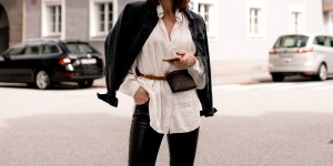 Beitragsbild des Blogbeitrags Mein Herbst Outfit mit Lederhose, Longbluse und Gürteltasche!
