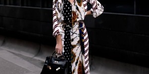 Beitragsbild des Blogbeitrags Der Scarf-Print Trend: Styling-Tipps für den Alltag + Outfit-Idee