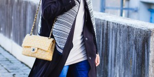 Beitragsbild des Blogbeitrags flared Jeans Outfit mit Trenchcoat, Weste und gelbe Chanel Classic Flap Bag 