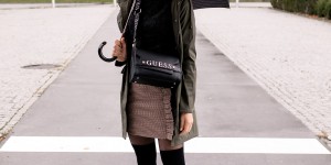Beitragsbild des Blogbeitrags Mein Regenwetter-Outfit mit Biker Boots, Minirock und Regenparka! 