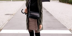 Beitragsbild des Blogbeitrags Mein Regenwetter-Outfit mit Biker Boots, Minirock und Regenparka!
