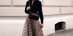 Beitragsbild des Blogbeitrags Mein Midirock Outfit für den Herbst mit Jeanshemd und Boots!