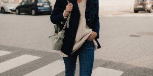 Beitragsbild des Blogbeitrags Denim on Denim: flared Jeans kombinieren mit Jeansmantel und Strick!