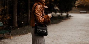Beitragsbild des Blogbeitrags So style ich meine Biker Boots mit Nieten und Schnallen zum Midikleid im Herbst!