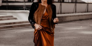 Beitragsbild des Blogbeitrags Mein Herbst Outfit mit Midikleid, Lederjacke und Slouchy Boots!