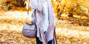 Beitragsbild des Blogbeitrags Herbstoutfit Inspiration: Fransenjacke, Jeans und Hut von Christys‘ Madison