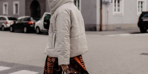 Beitragsbild des Blogbeitrags Mein festliches Winter Outfit mit Kleid, Overknees und Pufferjacke! 