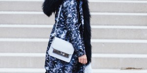Beitragsbild des Blogbeitrags Camouflage Parka Outfit mit Lederhose und Midi Strickkleid