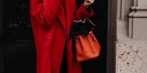 Beitragsbild des Blogbeitrags der rote Mantel im Winter – so kombiniere ich den Hingucker im Alltag!
