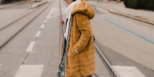 Beitragsbild des Blogbeitrags Outfit-Idee: Schlangenprint-Rock mit Fake Fur Mantel kombinieren!