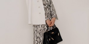 Beitragsbild des Blogbeitrags Schlangenmuster kombinieren: So stylt man das Trendmuster 2019 im Alltag!