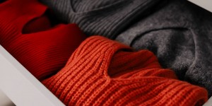 Beitragsbild des Blogbeitrags Kleiderschrank ausmisten und richtig einräumen mit System – meine Tipps!