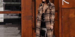 Beitragsbild des Blogbeitrags Karo mit Karo kombinieren: Mein Winter Outfit mit Rock und Trenchcoat!