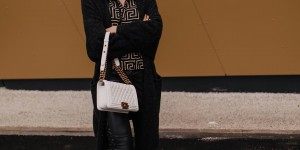 Beitragsbild des Blogbeitrags Outfit mit schwarzer Lederhose, weißen Sneakers und Fendi Look Alike Jacke 