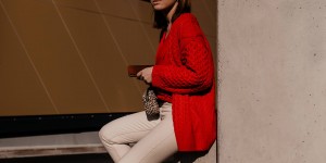 Beitragsbild des Blogbeitrags Mein Mom Jeans Outfit mit rotem Cardigan und Gürteltasche mit Logo-Print! 