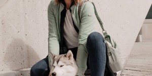 Beitragsbild des Blogbeitrags Mein lässiger Alltagslook von SOCCX mit mintgrüner Lederjacke und Blue Jeans! 