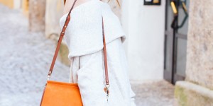 Beitragsbild des Blogbeitrags Outfit mit Offshoulder Pullover, Balmain x H&M Lederhose und Chloé Susanna Boots