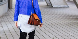 Beitragsbild des Blogbeitrags Blaue Bikerjacke mit Streifenbluse und Overknee Stiefel kombinieren