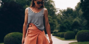 Beitragsbild des Blogbeitrags Jeansrock kombinieren: Mein Sommer Outfit mit Rock und Converse Sneakers! 